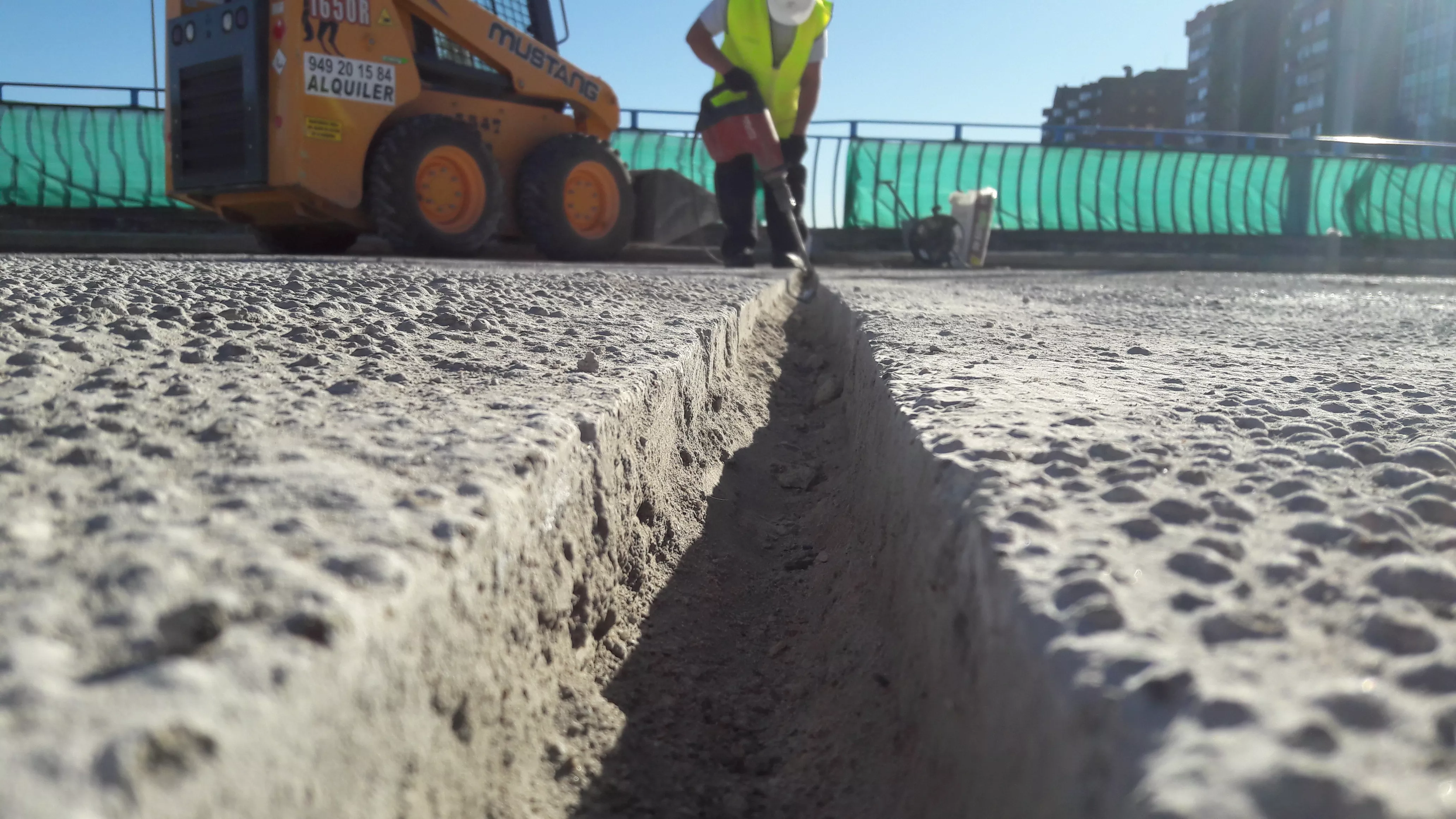 Recrecido con hormigón ligero en puente de la A3