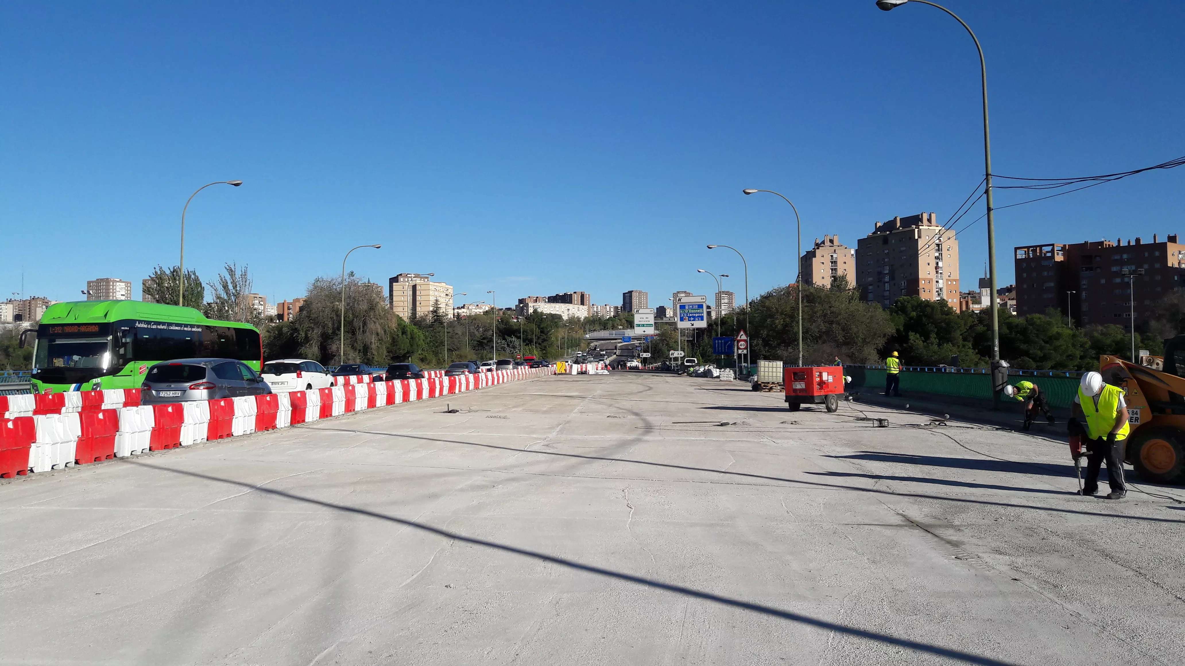 Recrecido con hormigón ligero en puente de la A3